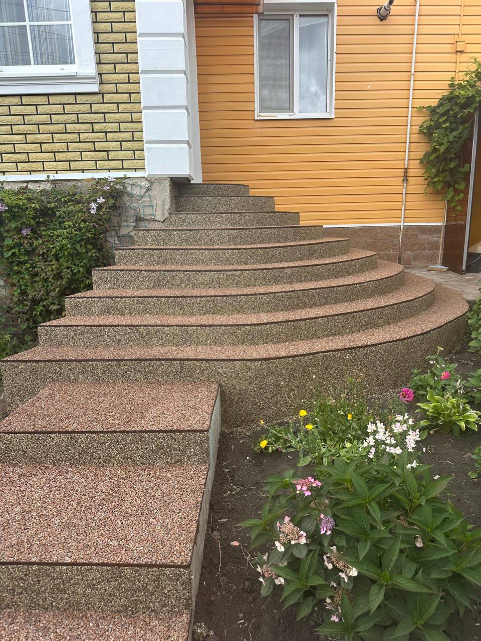 Площадка перед домом после завершения работ